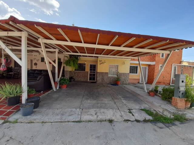 Venta en Paraparal - Los Guayos
