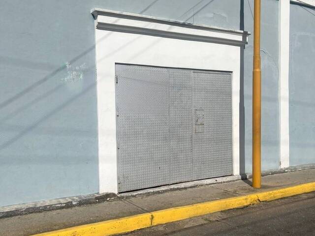 Alquiler en Avenida Montes de Oca a 1 cuadra de la Avenida Bolivar Norte - Valencia