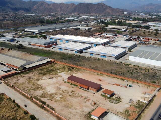 Venta en Av. Principal de Los Guayos - Los Guayos