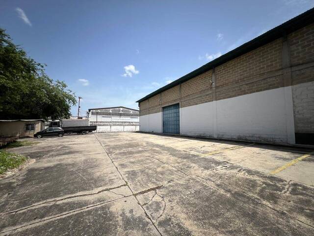 Venta en Av. Principal de Los Guayos - Los Guayos